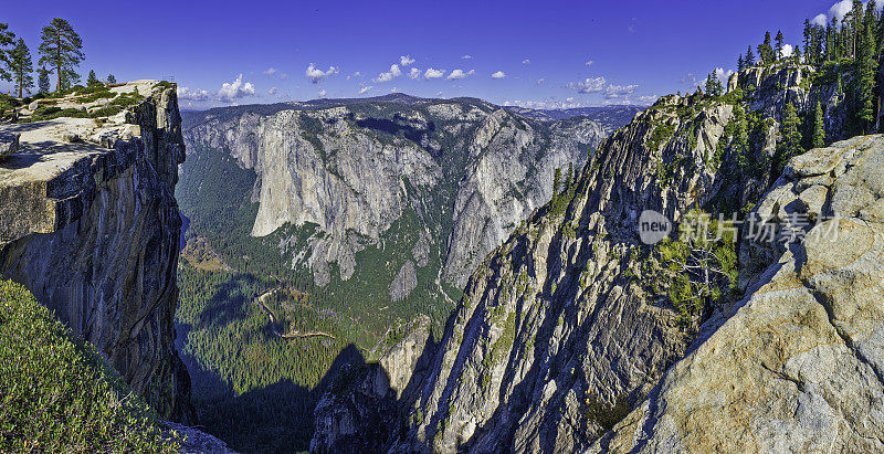 位于约塞米蒂国家公园(Yosemite National Park)的塔夫脱岬角(Taft Point)与冰川岬角(Glacier Point)非常相似，因为它提供了宽广的山谷视野，以及其他景点，如约塞米蒂瀑布(Yosemite Falls)和酋长岩(El Capitan)。加州。